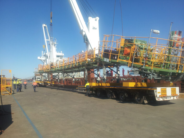 Heavy lift crane operations at mining sit