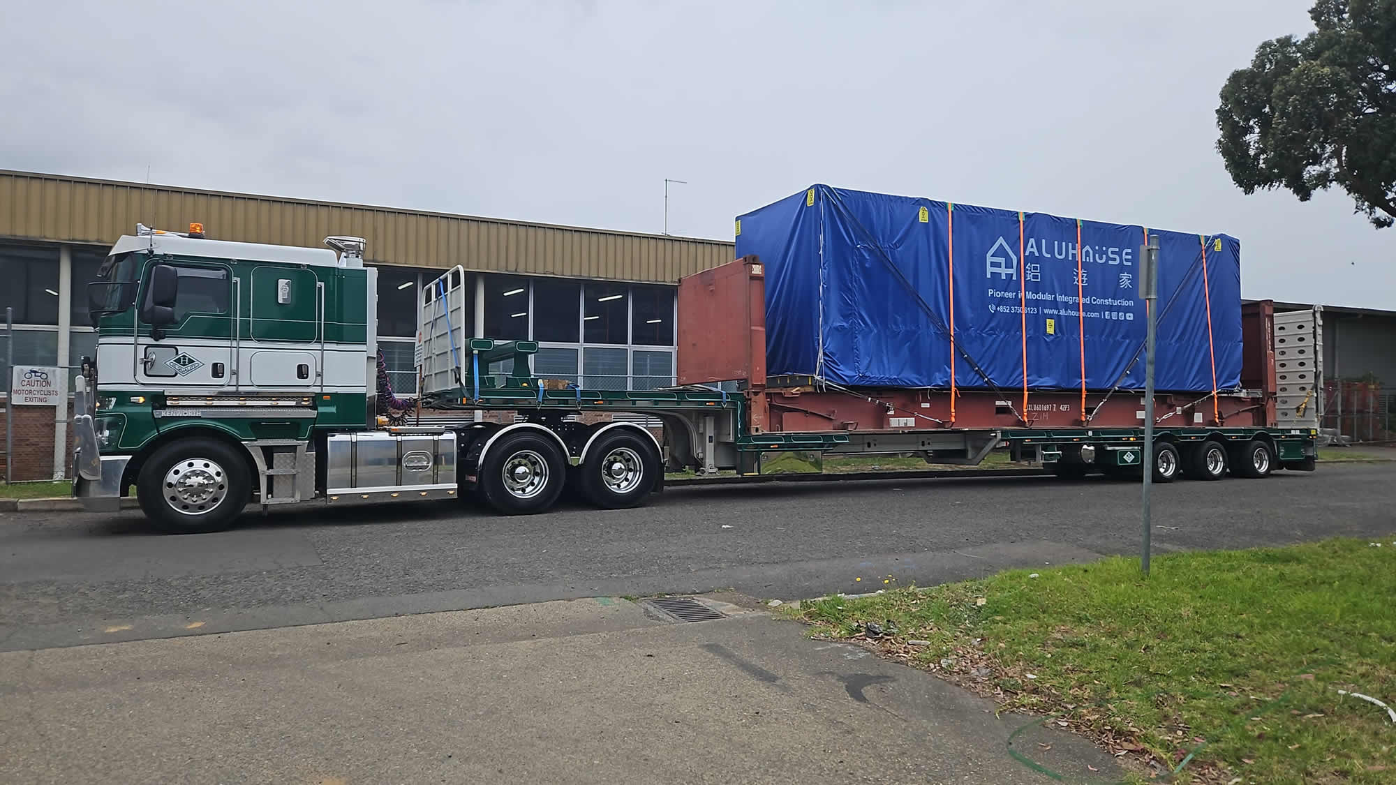 Out of gauge cargo on MAFI trailer